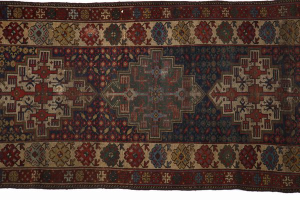 KURDISTAN : Tappeto passatoia con decori geometrici  - Asta Asta 379 | ARTE ANTICA E DEL XIX SECOLO - Dipinti antichi e antiquariato  Online - Associazione Nazionale - Case d'Asta italiane