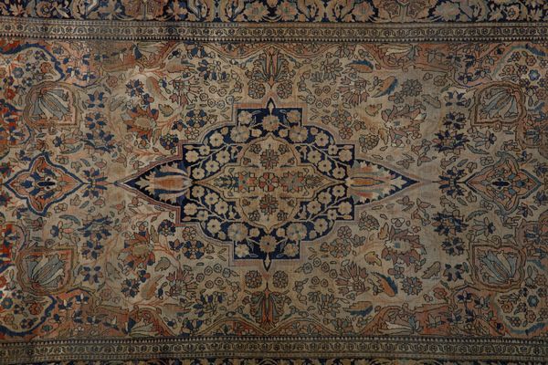 KASHAN : Tappeto Kashan, Persia, campo bruno con decoro floreale  - Asta Asta 379 | ARTE ANTICA E DEL XIX SECOLO - Dipinti antichi e antiquariato  Online - Associazione Nazionale - Case d'Asta italiane