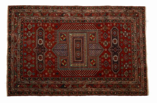 MANIFATTURA TURCA DEL XX SECOLO : Tappeto a decorazione geometrica  - Asta Asta 379 | ARTE ANTICA E DEL XIX SECOLO - Dipinti antichi e antiquariato  Online - Associazione Nazionale - Case d'Asta italiane