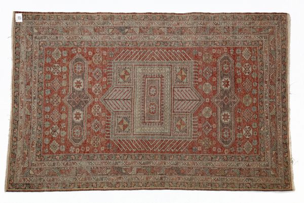 MANIFATTURA TURCA DEL XX SECOLO : Tappeto a decorazione geometrica  - Asta Asta 379 | ARTE ANTICA E DEL XIX SECOLO - Dipinti antichi e antiquariato  Online - Associazione Nazionale - Case d'Asta italiane