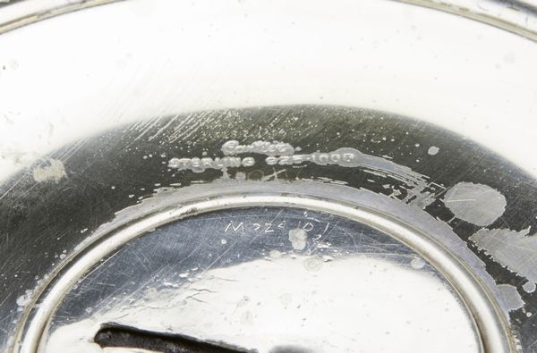 CARTIER : Portabottiglie cilindrico in argento sterling 925 cesellato con fasce continue di alloro intrecciato e monogramma sul fronte  - Asta Asta 379 | ARTE ANTICA E DEL XIX SECOLO - Dipinti antichi e antiquariato  Online - Associazione Nazionale - Case d'Asta italiane