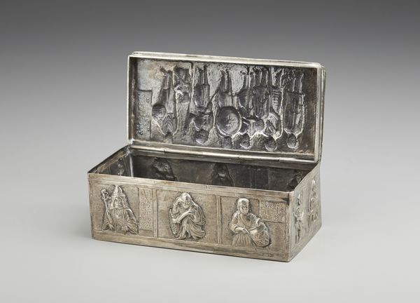 ARGENTIERE DEL XX SECOLO : Scrigno portagioie probabilmente in argento, di forma rettangolare, con decorazioni a figure  - Asta Asta 379 | ARTE ANTICA E DEL XIX SECOLO - Dipinti antichi e antiquariato  Online - Associazione Nazionale - Case d'Asta italiane