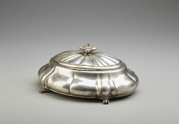 ARGENTIERE ITALIANO DEL XX SECOLO : Contenitore in argento con coperchio, di forma mossa, poggiante su piedi a ricciolo  - Asta Asta 379 | ARTE ANTICA E DEL XIX SECOLO - Dipinti antichi e antiquariato  Online - Associazione Nazionale - Case d'Asta italiane