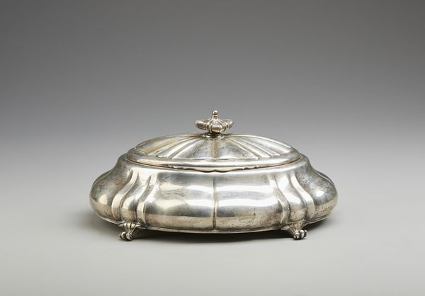 ARGENTIERE ITALIANO DEL XX SECOLO : Contenitore in argento con coperchio, di forma mossa, poggiante su piedi a ricciolo  - Asta Asta 379 | ARTE ANTICA E DEL XIX SECOLO - Dipinti antichi e antiquariato  Online - Associazione Nazionale - Case d'Asta italiane