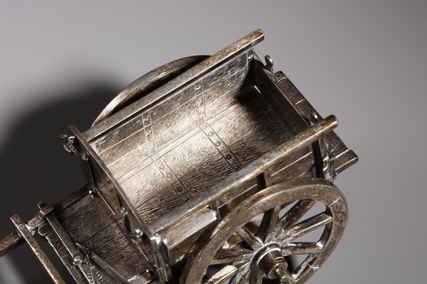 ARGENTIERE ITALIANO DEL XX SECOLO : Gruppo di tre oggetti in argento costituito da tronco d'albero, tavolo da falegname e carretto  - Asta Asta 379 | ARTE ANTICA E DEL XIX SECOLO - Dipinti antichi e antiquariato  Online - Associazione Nazionale - Case d'Asta italiane