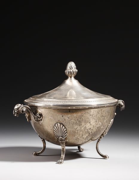 ARGENTIERE ITALIANO DEL XX SECOLO : Alzata in argento con coperchio sormontato da pigna e con decorazioni a palmette lungo il bordo, manici a protomi grottesche, poggiante su piedi a ricciolo  - Asta Asta 379 | ARTE ANTICA E DEL XIX SECOLO - Dipinti antichi e antiquariato  Online - Associazione Nazionale - Case d'Asta italiane