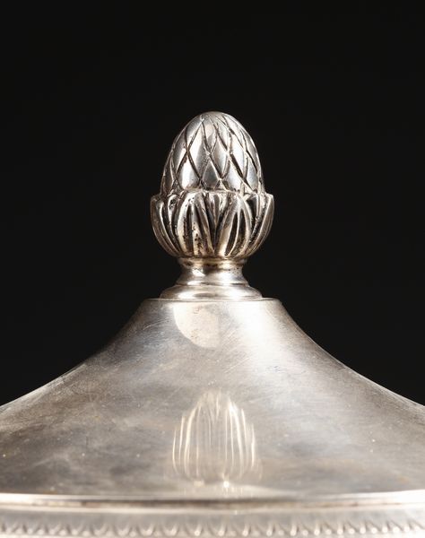ARGENTIERE ITALIANO DEL XX SECOLO : Alzata in argento con coperchio sormontato da pigna e con decorazioni a palmette lungo il bordo, manici a protomi grottesche, poggiante su piedi a ricciolo  - Asta Asta 379 | ARTE ANTICA E DEL XIX SECOLO - Dipinti antichi e antiquariato  Online - Associazione Nazionale - Case d'Asta italiane