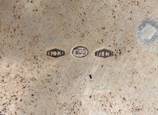 ARGENTIERE ITALIANO DEL XX SECOLO : Alzata in argento con coperchio sormontato da pigna e con decorazioni a palmette lungo il bordo, manici a protomi grottesche, poggiante su piedi a ricciolo  - Asta Asta 379 | ARTE ANTICA E DEL XIX SECOLO - Dipinti antichi e antiquariato  Online - Associazione Nazionale - Case d'Asta italiane