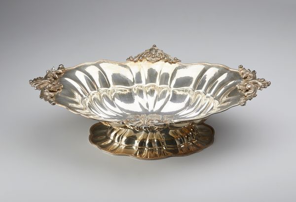 ARGENTIERE ITALIANO DEL XX SECOLO : Alzata in argento di forma ovale e bordo polilobato decorato con motivi fitomorfi  - Asta Asta 379 | ARTE ANTICA E DEL XIX SECOLO - Dipinti antichi e antiquariato  Online - Associazione Nazionale - Case d'Asta italiane