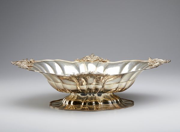ARGENTIERE ITALIANO DEL XX SECOLO : Alzata in argento di forma ovale e bordo polilobato decorato con motivi fitomorfi  - Asta Asta 379 | ARTE ANTICA E DEL XIX SECOLO - Dipinti antichi e antiquariato  Online - Associazione Nazionale - Case d'Asta italiane