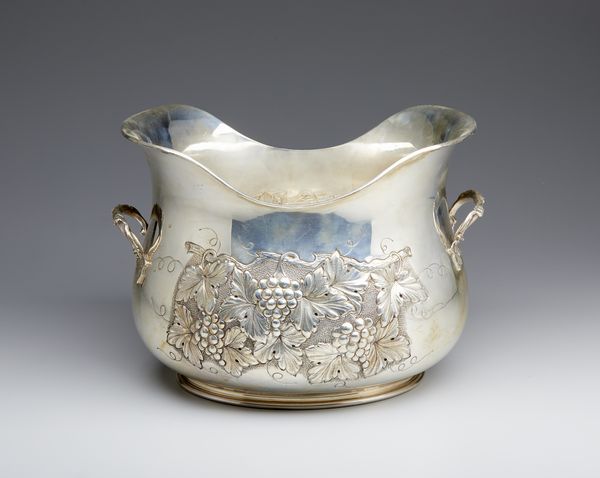 ARGENTIERE ITALIANO DEL XX SECOLO : Portaghiaccio in argento con decorazioni a tralci di vite  - Asta Asta 379 | ARTE ANTICA E DEL XIX SECOLO - Dipinti antichi e antiquariato  Online - Associazione Nazionale - Case d'Asta italiane