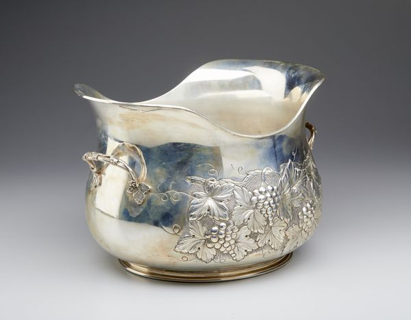 ARGENTIERE ITALIANO DEL XX SECOLO : Portaghiaccio in argento con decorazioni a tralci di vite  - Asta Asta 379 | ARTE ANTICA E DEL XIX SECOLO - Dipinti antichi e antiquariato  Online - Associazione Nazionale - Case d'Asta italiane