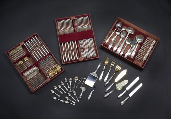 ARGENTIERE ITALIANO DEL XX SECOLO : Servizio miscellaneo di posateria in argento per 12 (156 pezzi, di cui 150 in argento).  - Asta Asta 379 | ARTE ANTICA E DEL XIX SECOLO - Dipinti antichi e antiquariato  Online - Associazione Nazionale - Case d'Asta italiane