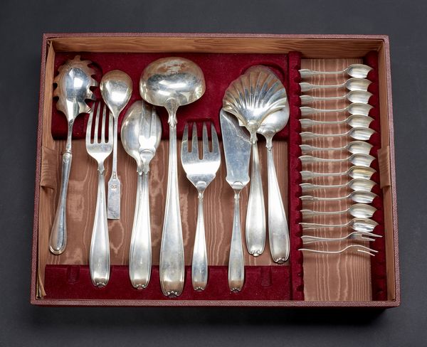 ARGENTIERE ITALIANO DEL XX SECOLO : Servizio miscellaneo di posateria in argento per 12 (156 pezzi, di cui 150 in argento).  - Asta Asta 379 | ARTE ANTICA E DEL XIX SECOLO - Dipinti antichi e antiquariato  Online - Associazione Nazionale - Case d'Asta italiane