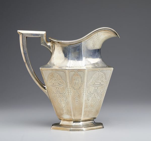 ARGENTIERE INGLESE DEL XX SECOLO : Versatoio in argento sterling a corpo sfaccettato con motivi floreali incisi e monogramma nella fascia centrale  - Asta Asta 379 | ARTE ANTICA E DEL XIX SECOLO - Dipinti antichi e antiquariato  Online - Associazione Nazionale - Case d'Asta italiane