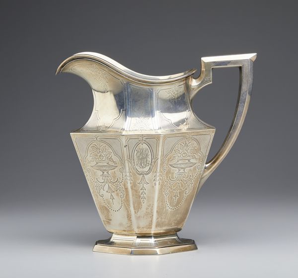 ARGENTIERE INGLESE DEL XX SECOLO : Versatoio in argento sterling a corpo sfaccettato con motivi floreali incisi e monogramma nella fascia centrale  - Asta Asta 379 | ARTE ANTICA E DEL XIX SECOLO - Dipinti antichi e antiquariato  Online - Associazione Nazionale - Case d'Asta italiane