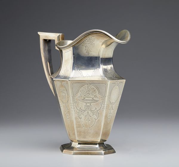 ARGENTIERE INGLESE DEL XX SECOLO : Versatoio in argento sterling a corpo sfaccettato con motivi floreali incisi e monogramma nella fascia centrale  - Asta Asta 379 | ARTE ANTICA E DEL XIX SECOLO - Dipinti antichi e antiquariato  Online - Associazione Nazionale - Case d'Asta italiane