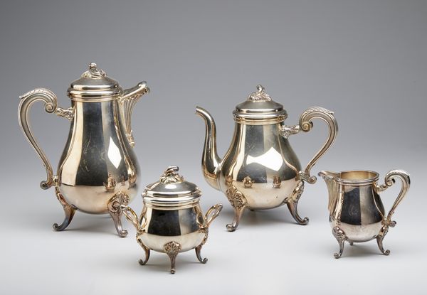 ARGENTIERE FRANCESE DEL XX SECOLO : Servizio in metallo argentato Christofle composto da caffettiera, teiera, lattiera e zuccheriera a corpo piriforme e poggianti su piedi a ricciolo  - Asta Asta 379 | ARTE ANTICA E DEL XIX SECOLO - Dipinti antichi e antiquariato  Online - Associazione Nazionale - Case d'Asta italiane