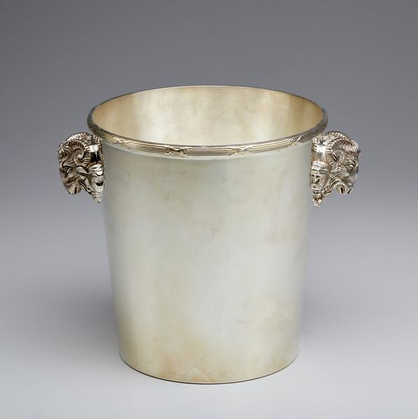 ARGENTIERE FRANCESE DEL XX SECOLO : Secchiello portaghiaccio in metallo argentato Christofle con decorazione a fascia lungo il bordo e teste di ariete.  - Asta Asta 379 | ARTE ANTICA E DEL XIX SECOLO - Dipinti antichi e antiquariato  Online - Associazione Nazionale - Case d'Asta italiane