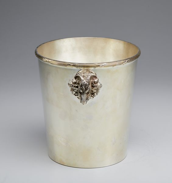 ARGENTIERE FRANCESE DEL XX SECOLO : Secchiello portaghiaccio in metallo argentato Christofle con decorazione a fascia lungo il bordo e teste di ariete.  - Asta Asta 379 | ARTE ANTICA E DEL XIX SECOLO - Dipinti antichi e antiquariato  Online - Associazione Nazionale - Case d'Asta italiane