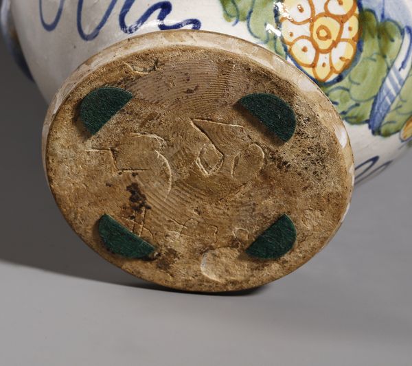 MANIFATTURA DI CASTELDURANTE DELLA SECONDA META' DEL XVI SECOLO : Orciolo in maiolica policroma di forma ovoidale, ansa a nastro e versatoio a tubetto, cartiglio apotecario, giglio e trimonzio entro ghirlanda  - Asta Asta 379 | ARTE ANTICA E DEL XIX SECOLO - Dipinti antichi e antiquariato  Online - Associazione Nazionale - Case d'Asta italiane
