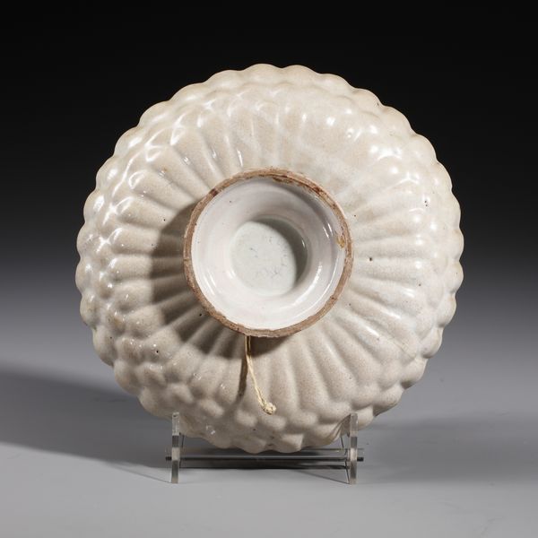 MANIFATTURA DI DERUTA DEL XVII SECOLO : Crespina in maiolica policroma decorata con Madonna con Bambino entro medaglione circolare contornato da decori a raffaellesche  - Asta Asta 379 | ARTE ANTICA E DEL XIX SECOLO - Dipinti antichi e antiquariato  Online - Associazione Nazionale - Case d'Asta italiane