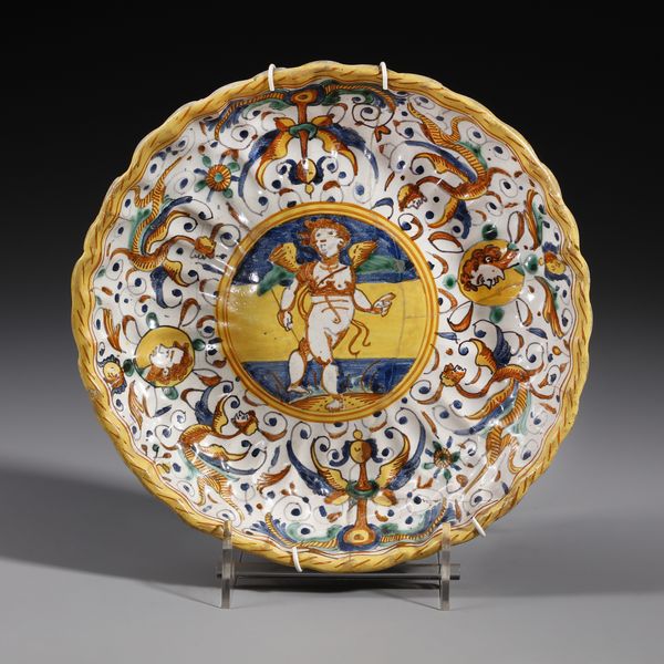 MANIFATTURA DI DERUTA DEL XVII SECOLO : Crespina in maiolica policroma decorata con putto alato entro medaglione circolare contornato da decori a grottesche  - Asta Asta 379 | ARTE ANTICA E DEL XIX SECOLO - Dipinti antichi e antiquariato  Online - Associazione Nazionale - Case d'Asta italiane