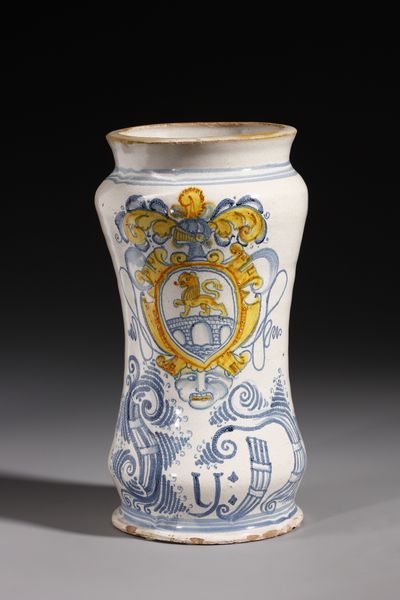MANIFATTURA DI LATERZA DEL XVII-XVIII SECOLO : Albarello in maiolica a gran fuoco di forma a rocchetto con stemma araldico sul fronte  - Asta Asta 379 | ARTE ANTICA E DEL XIX SECOLO - Dipinti antichi e antiquariato  Online - Associazione Nazionale - Case d'Asta italiane