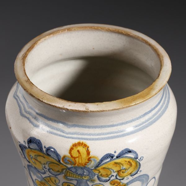 MANIFATTURA DI LATERZA DEL XVII-XVIII SECOLO : Albarello in maiolica a gran fuoco di forma a rocchetto con stemma araldico sul fronte  - Asta Asta 379 | ARTE ANTICA E DEL XIX SECOLO - Dipinti antichi e antiquariato  Online - Associazione Nazionale - Case d'Asta italiane