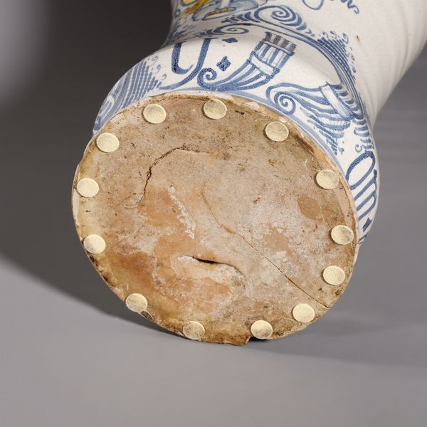 MANIFATTURA DI LATERZA DEL XVII-XVIII SECOLO : Albarello in maiolica a gran fuoco di forma a rocchetto con stemma araldico sul fronte  - Asta Asta 379 | ARTE ANTICA E DEL XIX SECOLO - Dipinti antichi e antiquariato  Online - Associazione Nazionale - Case d'Asta italiane