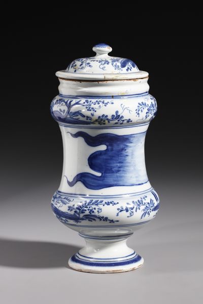 MANIFATTURA EMILIANA DEL XVIII SECOLO : Albarello in maiolica dipinta in toni di blu con motivi a paesi e a decorazioni floreali, cartiglio centrale anepigrafo  - Asta Asta 379 | ARTE ANTICA E DEL XIX SECOLO - Dipinti antichi e antiquariato  Online - Associazione Nazionale - Case d'Asta italiane