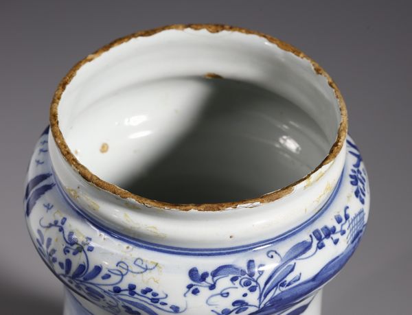 MANIFATTURA EMILIANA DEL XVIII SECOLO : Albarello in maiolica dipinta in toni di blu con motivi a paesi e a decorazioni floreali, cartiglio centrale anepigrafo  - Asta Asta 379 | ARTE ANTICA E DEL XIX SECOLO - Dipinti antichi e antiquariato  Online - Associazione Nazionale - Case d'Asta italiane