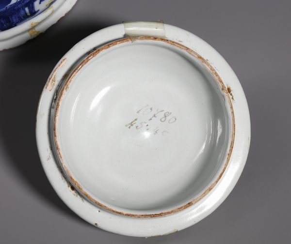 MANIFATTURA EMILIANA DEL XVIII SECOLO : Albarello in maiolica dipinta in toni di blu con motivi a paesi e a decorazioni floreali, cartiglio centrale anepigrafo  - Asta Asta 379 | ARTE ANTICA E DEL XIX SECOLO - Dipinti antichi e antiquariato  Online - Associazione Nazionale - Case d'Asta italiane