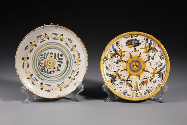 MANIFATTURA DI DERUTA : Due alzate in maiolica policroma con decorazioni geometriche e vegetali  - Asta Asta 379 | ARTE ANTICA E DEL XIX SECOLO - Dipinti antichi e antiquariato  Online - Associazione Nazionale - Case d'Asta italiane