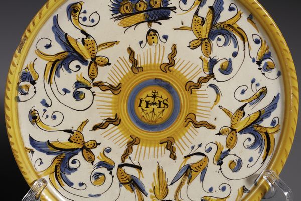 MANIFATTURA DI DERUTA : Due alzate in maiolica policroma con decorazioni geometriche e vegetali  - Asta Asta 379 | ARTE ANTICA E DEL XIX SECOLO - Dipinti antichi e antiquariato  Online - Associazione Nazionale - Case d'Asta italiane