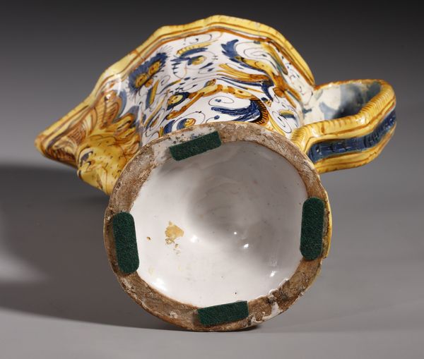 MANIFATTURA DI DERUTA : Versatoio in maiolica policroma con decorazioni a raffaellesche in stile rinascimentale  - Asta Asta 379 | ARTE ANTICA E DEL XIX SECOLO - Dipinti antichi e antiquariato  Online - Associazione Nazionale - Case d'Asta italiane