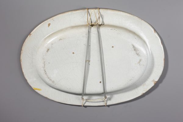 MANIFATTURA DI DERUTA : Piatto ovale in maiolica policroma decorato con putto alato armato di arco entro medaglione circolare contornato da decori a raffaellesche  - Asta Asta 379 | ARTE ANTICA E DEL XIX SECOLO - Dipinti antichi e antiquariato  Online - Associazione Nazionale - Case d'Asta italiane