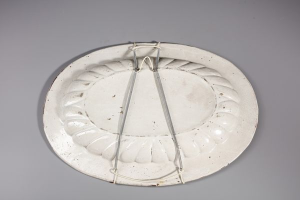 MANIFATTURA DI DERUTA : Piatto ovale in maiolica policroma decorato con putto alato a riposo entro medaglione circolare contornato da decori a grottesche e a volute  - Asta Asta 379 | ARTE ANTICA E DEL XIX SECOLO - Dipinti antichi e antiquariato  Online - Associazione Nazionale - Case d'Asta italiane