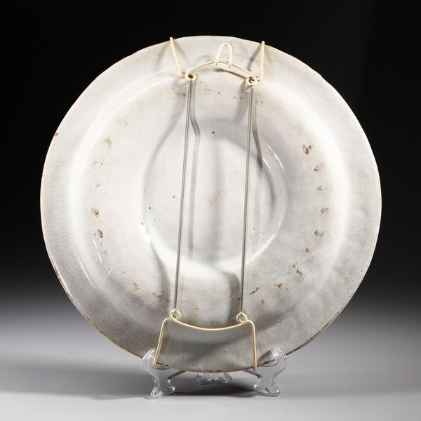 MANIFATTURA DI DERUTA : Grande piatto da pompa, centro umbonato con bacellature nel cavetto, decorato al centro da figura di putto su delfino entro medaglione e nel cavetto da riquadri raffiguranti putti alati contro animali  - Asta Asta 379 | ARTE ANTICA E DEL XIX SECOLO - Dipinti antichi e antiquariato  Online - Associazione Nazionale - Case d'Asta italiane