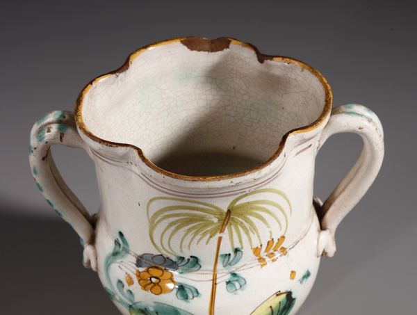 MANIFATTURA DI CERRETO SANNITA DEL XVIII SECOLO : Coppa biansata in maiolica con decoro alla palma  - Asta Asta 379 | ARTE ANTICA E DEL XIX SECOLO - Dipinti antichi e antiquariato  Online - Associazione Nazionale - Case d'Asta italiane