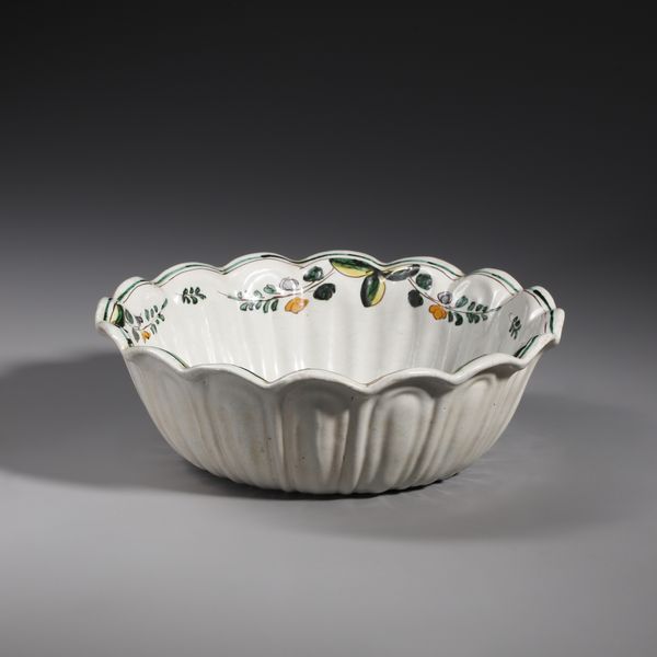 MANIFATTURA DI CERRETO SANNITA DEL XVIII SECOLO : Bacile in maiolica policroma con decoro alla palma, bordo superiore polilobato  - Asta Asta 379 | ARTE ANTICA E DEL XIX SECOLO - Dipinti antichi e antiquariato  Online - Associazione Nazionale - Case d'Asta italiane
