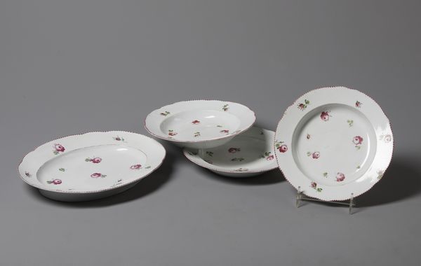 MANIFATTURA DI DOCCIA DEGLI INIZI DEL XIX SECOLO : Tre piatti piani e un piatto ovale in porcellana con decoro a roselline  - Asta Asta 379 | ARTE ANTICA E DEL XIX SECOLO - Dipinti antichi e antiquariato  Online - Associazione Nazionale - Case d'Asta italiane