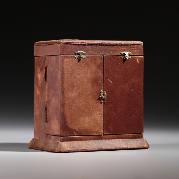 MANIFATTURA FRANCESE DEL XIX SECOLO : Piccolo orologio da tavolo in bronzo dorato in stile Luigi XV, ornato da volute e decorazioni floreali, sormontato da una figura di putto  - Asta Asta 379 | ARTE ANTICA E DEL XIX SECOLO - Dipinti antichi e antiquariato  Online - Associazione Nazionale - Case d'Asta italiane