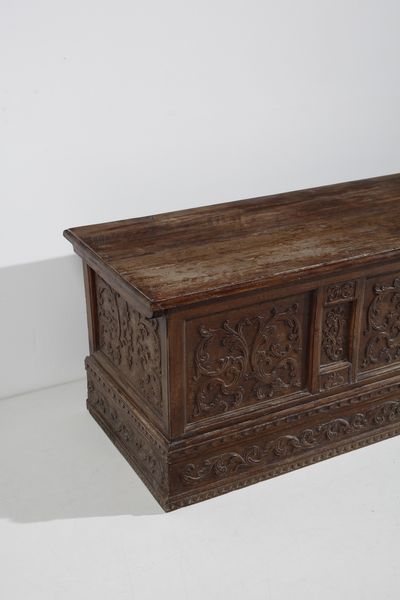MANIFATTURA DEL XVII SECOLO : Cassapanca in legno intagliato, con decorazioni fitomorfe entro riserve rettangolari  - Asta Asta 379 | ARTE ANTICA E DEL XIX SECOLO - Dipinti antichi e antiquariato  Online - Associazione Nazionale - Case d'Asta italiane