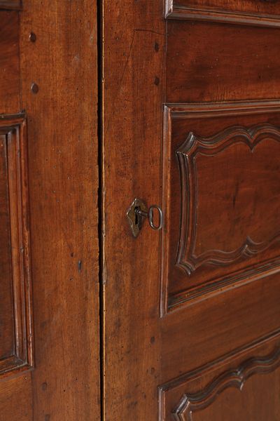 MANIFATTURA ITALIANA DEL XVIII SECOLO : Armadio in noce a due ante, fronte, fianchi e montanti pannellati e riquadrati, piedi a mensola  - Asta Asta 379 | ARTE ANTICA E DEL XIX SECOLO - Dipinti antichi e antiquariato  Online - Associazione Nazionale - Case d'Asta italiane