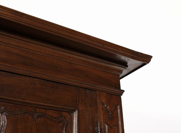 MANIFATTURA ITALIANA DEL XVIII SECOLO : Armadio in noce a due ante, fronte, fianchi e montanti pannellati e riquadrati, piedi a mensola  - Asta Asta 379 | ARTE ANTICA E DEL XIX SECOLO - Dipinti antichi e antiquariato  Online - Associazione Nazionale - Case d'Asta italiane