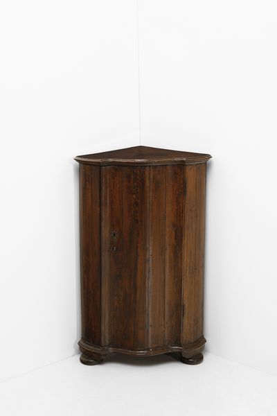 MANIFATTURA EMILIANA DEL XVIII SECOLO : Angoliera in noce a profilo mosso e fronte a un'anta  - Asta Asta 379 | ARTE ANTICA E DEL XIX SECOLO - Dipinti antichi e antiquariato  Online - Associazione Nazionale - Case d'Asta italiane