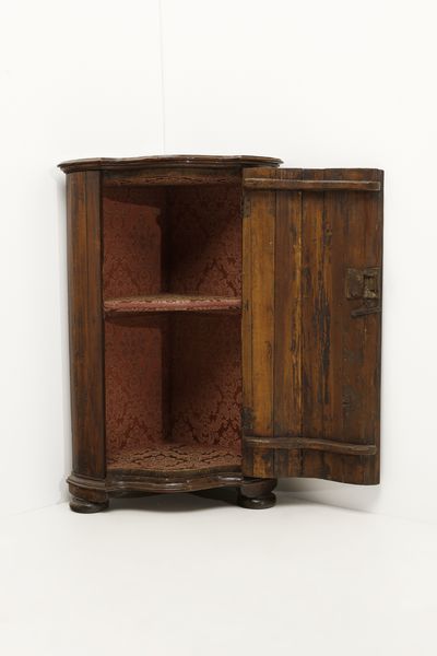 MANIFATTURA EMILIANA DEL XVIII SECOLO : Angoliera in noce a profilo mosso e fronte a un'anta  - Asta Asta 379 | ARTE ANTICA E DEL XIX SECOLO - Dipinti antichi e antiquariato  Online - Associazione Nazionale - Case d'Asta italiane