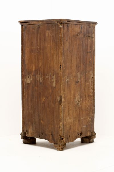 MANIFATTURA EMILIANA DEL XVIII SECOLO : Angoliera in noce a profilo mosso e fronte a un'anta  - Asta Asta 379 | ARTE ANTICA E DEL XIX SECOLO - Dipinti antichi e antiquariato  Online - Associazione Nazionale - Case d'Asta italiane