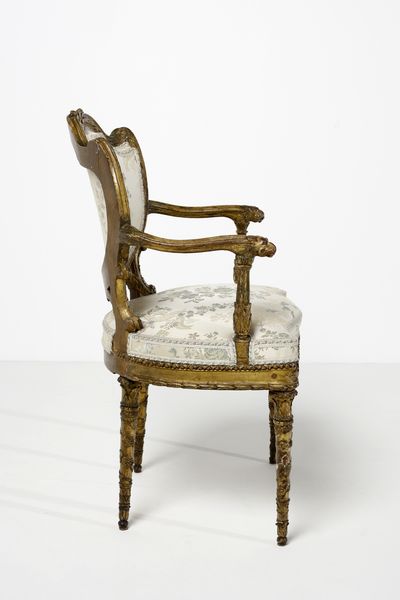 MANIFATTURA DEL XVIII-XIX SECOLO : Poltrona in legno dorato e intagliato, schienale a scudo contornato da decorazione a fascia di alloro, braccioli terminanti in teste leonine, gambe a faretra con decorazione a pampini e grappoli d'uva  - Asta Asta 379 | ARTE ANTICA E DEL XIX SECOLO - Dipinti antichi e antiquariato  Online - Associazione Nazionale - Case d'Asta italiane